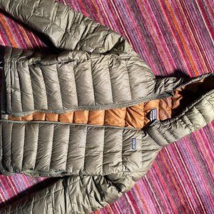 Patagonia - Men's Hi-Loft Down Hoody - Medium in Kelp Forest